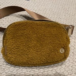 Lululemon 1 liter belt bag in Sherpa